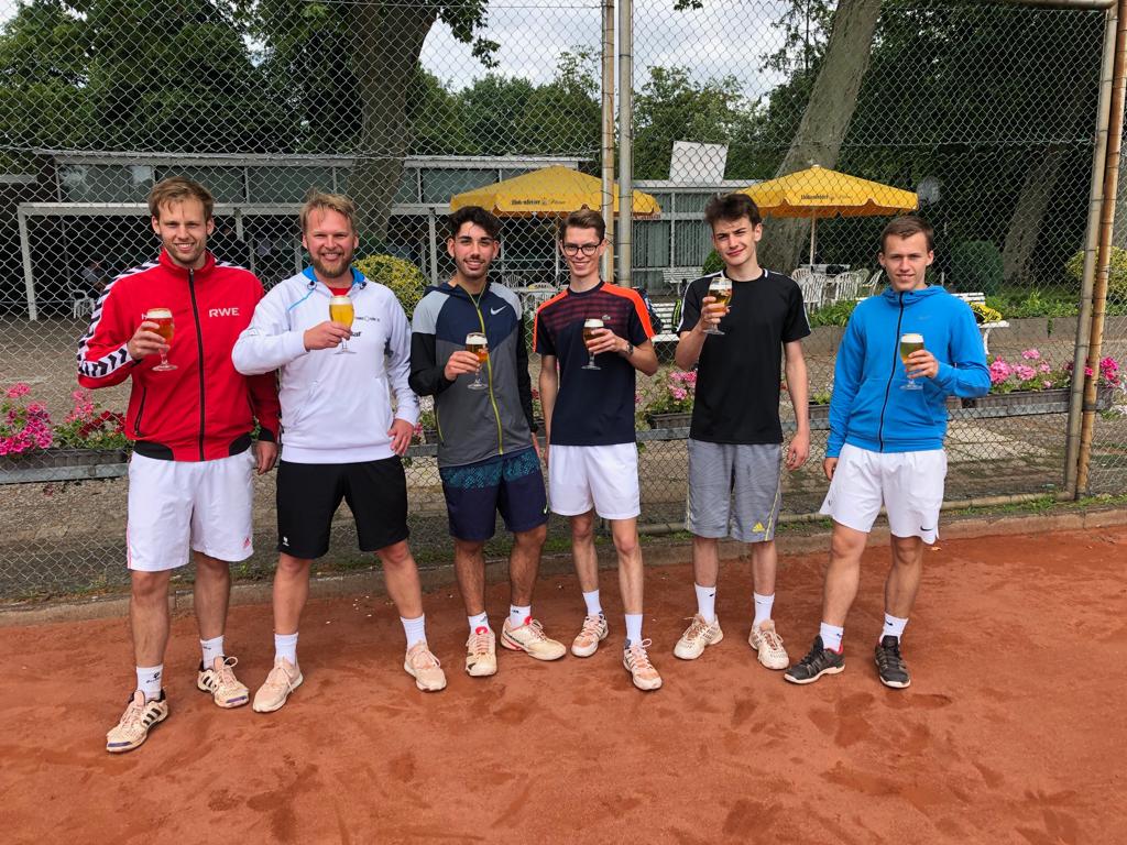 Erste Herren steigen souverän auf - TC Am Schloss e.V. Erste Herren steigen souverän auf - TC Am Schloss e.V.